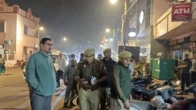 दिल्ली में बम ब्लास्ट की घटना के बाद मथुरा में हाई अलर्ट जारी, डीएम व एसएसपी ने किया पैदल मार्च।