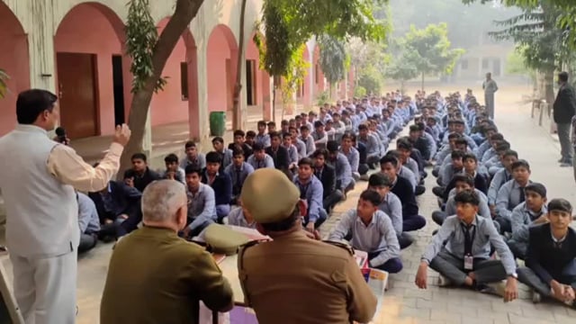 मथुरा के राधा माधव इंटर कॉलेज में यातायात माह के चलते पुलिस ने छात्र-छात्राओं को यातायात नियमों के प्रति किया जागरूक।