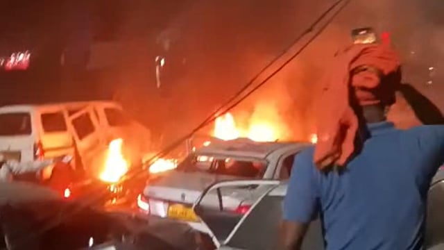 दिल्ली लाल किला गेट नंबर 1 की पार्किंग में खड़ी कार में धमाका पास खड़ी तीन-चार कार चपेट में आई