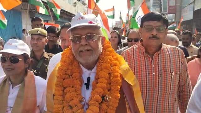 एकता यात्रा में झूम उठे वित्तमंत्री सुरेश कुमार खन्ना व सांसद अरुण सागर, एमएलसी सुधीर गुप्ता, भाजपा के क्षेत्रीय उपाध्यक्ष अशोक कुमार,  जिलाध्यक्ष केसी मिश्रा, महानगर अध्यक्ष शिल्पी गुप्ता, पूर्व जिला पंचायत अध्यक्ष वीरेंद्र पाल सिंह यादव अजय प्रताप सिंह, सौरभ सोमवंशी वैभव खन्ना आनंद मिश्रा समेत कार्यकर्ता
- बैंडबाजे के साथ गूंजे राष्ट्रभक्ति के तराने, पांच घंटे तक बरसते रहे फूल, थिरकते रहे कार्यकर्ता... जिलाधिकारी धर्मेंद्र प्रताप सिंह, पुलिस अधीक्षक राजेश द्विवेदी समेत. अधिकारी रहे शामिल... देखिए मनमोहक दृश्य