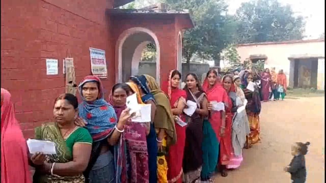दूसरे चरण के विधानसभा चुनाव को लेकर मतदान 7:00 बजे सुबह से शुरू, मतदाताओं की लगी लंबी कतार।