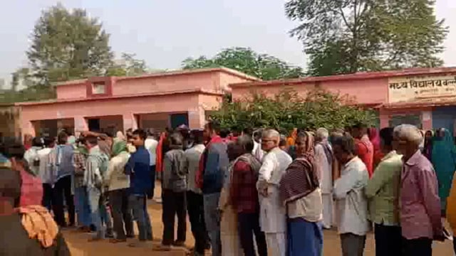 बांका जिले के पांचों विधानसभा क्षेत्रों के 1 हजार 855 मतदान केंद्रों पर चाक चौबंद सुरक्षा व्यवस्था के साथ मतदान प्रारंभ