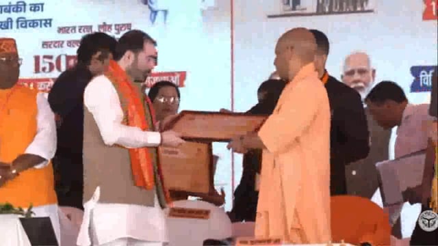 ➡️........मा0 मुख्यमंत्री योगी आदित्यनाथ जी दिनांक 11 नवंबर 2025 को भगौली मार्ग, झांसा का पुरवा, फतेहपुर, बाराबंकी में  भारत रत्न, लौह पुरुष सरदार वल्लभभाई पटेल जी की 150वीं जयंती समारोह अभियान के अंतर्गत ₹1,734 करोड़ की 254 विकास परियोजनाओं का लोकार्पण/शिलान्यास एवं विभिन्न योजनाओं को लाभार्थियों को चेक/प्रमाण पत्र वितरण करते तथा कार्यक्रम को सम्बोधित करते हुये।