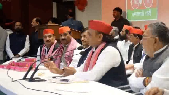 ➡️.......अखिलेश यादव ने उठाया अयोध्या में SIR की गड़बड़ी का मुद्दा*
भाग संख्या 68 मतदान स्थल बापू बालिका इंटर कालेज की वोटर लिस्ट का एक पन्ना पूरा धुँधला है. इस बात को सपा महानगर महासचिव हामिद जाफर मीसम द्वारा बैठक में उठाया जिसको प्रेस के माध्यम से  सपा राष्ट्रीय अध्यक्ष अखिलेश यादव ने उठाया!!