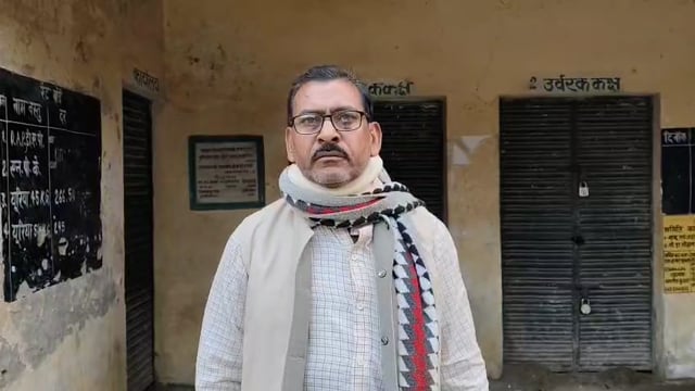 संग्राम गढ़ थाना क्षेत्र अंतर्गत लखपेडा बाजार में प्राइवेट दुकानों पर लिखित दर से अधिक मूल्य पर दुकानों पर बेचीं जा रही 