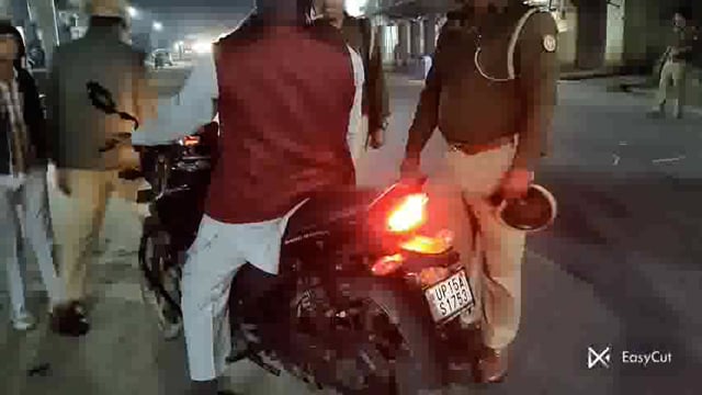 थाना बहसूमा पुलिस द्वारसुरक्षा के मध्य नजर जबरदस्त चेकिंग अभियान एवं यातायात नियमों का पालनपुर करने हेतु जानकारी दी 