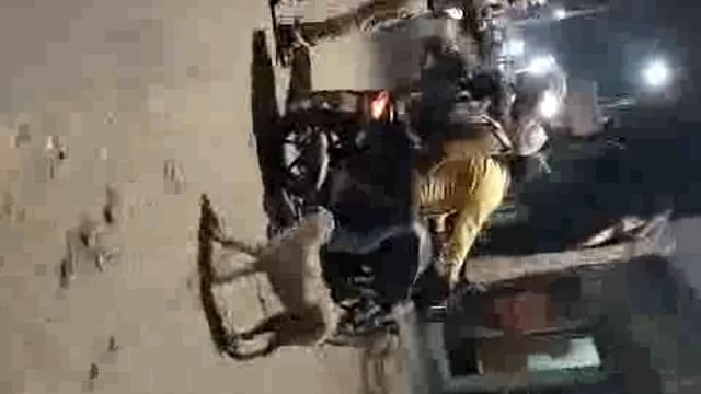  बहसूमा पुलिस टीम के सामने मोटरसाइकिल सवार ने किया भगाने का प्रयास,बहसूमाक्षेत्र प्रभारी निरीक्षक की सतर्कता ने पकड़ा 