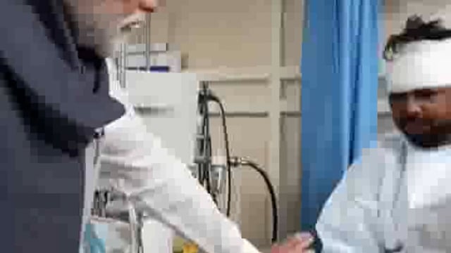 ➡️.......इंसाफ होकर रहेगा! भूटान से लौटते ही PM मोदी सीधे पहुंचे  LNJP अस्पताल, दिल्ली ब्लास्ट के घायलों के दर्द को सुना और आश्वाशन दिया* 
 पीएम मोदी ने एलएनजेपी अस्पताल में घायलों से मुलाकात कर उनकी जल्द ठीक होने की कामना की. लाल किले के पास हुए धमाके में घायलों का इलाज इसी एलएनजेपी अस्पताल में चल रहा है.