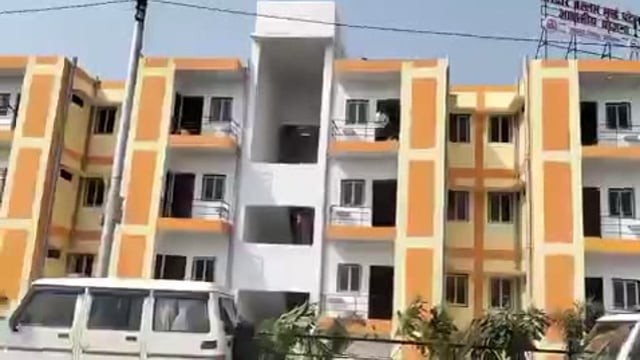 Lko Big Breaking 
मुख्तार अंसारी के कब्जे से मुक्त कराई गई जमीन पर बने फ्लैटों का मामला!!
LDA ने ईडब्ल्यूएस फ्लैटों की बिक्री पर लगाई बड़ी रोक 25 साल तक नहीं बेच सकेंगे आवंटी!!
फ्लैट की रजिस्ट्री में दर्ज की गई बिक्री प्रतिबंध की शर्त नियम तोड़ने पर होगी सख्त कार्रवाई!!
रजिस्ट्री विभाग को भेजा जाएगा पत्र ताकि कोई बिचौलिया खरीद-फरोख्त न कर सके!!
मुख्तार अंसारी के कब्जे से मुक्त भूमि पर जरूरतमंदों के सपनों का आशियाना साकार हुआ था!!
लखनऊ विकास प्राधिकरण ने फ्लैटों की सुरक्षा और स्वामित्व बनाए रखने के लिए कड़े नियम लागू किए!!
फ्लैट बेचने पर 25 साल की रोक से LDA में कालाबाजारी पर लगेगी लगाम!!