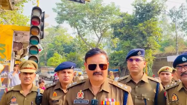 शाहजहाँपुर में स्कूल बसों की सघन जांच, सुरक्षा को लेकर जागरूकता अभियान

शाहजहाँपुर। यातायात माह नवम्बर-2025 के तहत आज थाना सदर बाजार क्षेत्र में पुलिस अधीक्षक के निर्देशन में स्कूल बसों की सुरक्षा मानकों के अनुरूप जांच की गई।
वाहनों की फिटनेस, लाइसेंस, फर्स्ट एड बॉक्स व अग्निशमन यंत्र आदि की जांच के साथ चालकों व स्कूल प्रबंधन को जागरूक किया गया।
एसपी ने कहा कि बच्चों की सुरक्षा सर्वोपरि है, नियम तोड़ने पर कार्रवाई होगी।