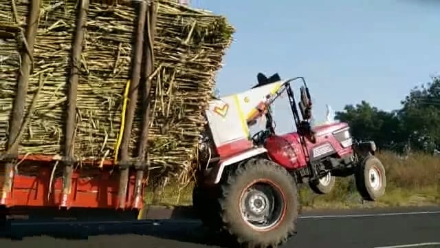 उदगीर परिसरात होत आहे ऊस वाहतूक जीवघेणी