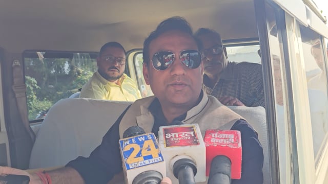 “चकबंदी पर किसानों का विरोध — बोले, फसल बर्बाद हुई तो करेंगे आत्महत्या; ADM बोले, कोर्ट के आदेश पर हो रही कार्रवाई।”