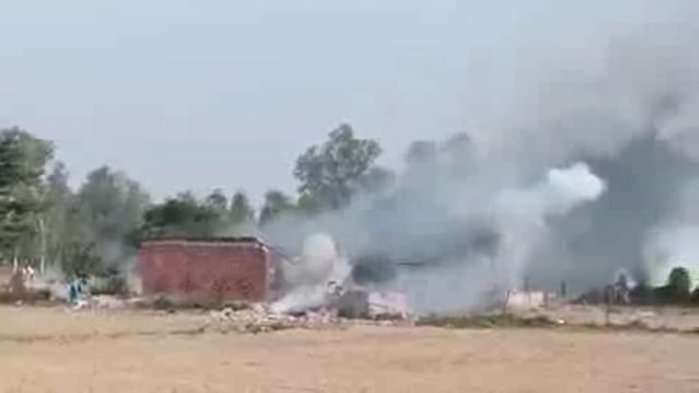 ➡️.....बाराबंकी के टिकैतनगर थाना क्षेत्र के सराय बरई गांव में अवैध पटाखा फैक्ट्री में जोरदार धमका, फैक्ट्री में स्थित 2 लोगो के परखच्चे उड़े 4 गंभीर रूप से घायल, ब्लास्ट से आसपास के घरों में लगी आग, फायर ब्रिगेड ने आग पर पाया काबू, मौके पर पहुंचे ASP और कप्तान, घायलों को कराया गया एडमिट, स्थानीय लोगों के अनुसार पटाखा बनाने का लाइसेंस धारक था फैक्टी का मालिक लेकिन नियमों का पालन न होने की कई बार शिकायत की गई थी पर कारवाही नहीं हुई।