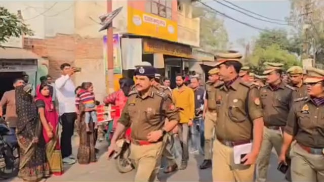 MANT- डी,आई,जी, ने कोतवाली बुलंदशहर व खुर्जा कोतवाली का किया निरीक्षण, पैदल गस्त कर जाना, कानून व्यवस्था का हाल,,