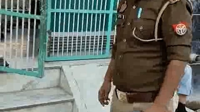 तहसील मवाना के थाना बहसूमा में पानी की टंकी वाली मस्जिद में जुम्मे की नमाज के वक्त एस आई शुभम त्रिपाठी कर्मठ ईमानदारी से