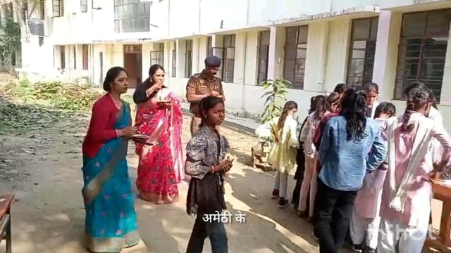 ज़ीआईसीसीमेंआयोजित बाल मेलेमें प्रिंसिपल डाफूलकलीके प्रयाससे सीओमनोजमिश्रा पहुंचेदुकानों का सामान खरीदकरछात्राओमें बांटा