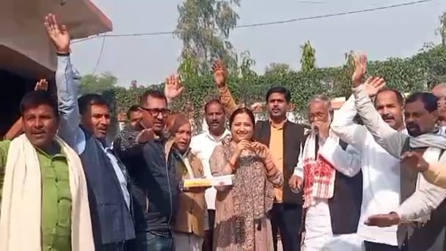 विहार में NDA की जीत को लेकर मैरिटार ग्राम सभा मे BJP विधायक  केतकी सिंह ने की सैकड़ो समर्थकों के साथ आतिशबाजी