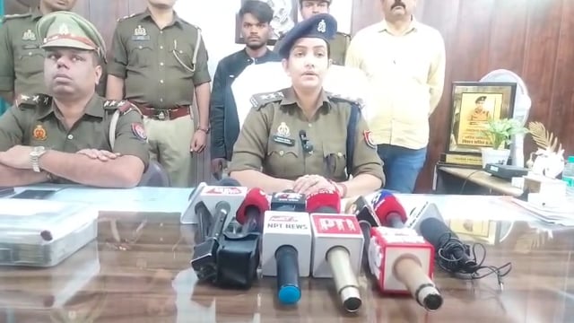 थाना सिहानीगेट पुलिस टीम द्वारा शोरुम मे चोरी करने वाले 01 शातिर चोर को गिरफ्तार किया गया । कब्जे से रु 2,20,000 रुपये नकद व 01 मोबाईल वीवो सिल्वर रंग बरामद । इस संबंध में पुलिस अधीक्षक की बाइट
