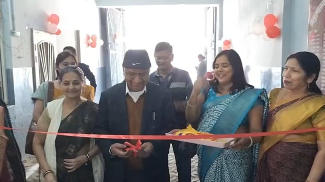 शाहजहांपुर में बाल दिवस उत्साहपूर्वक मनाया गया। विभिन्न स्कूलों में बाल मेले, फैंसी ड्रेस, खेलकूद और सांस्कृतिक कार्यक्रम आयोजित हुए। बच्चों ने चाचा नेहरू, अब्दुल कलाम, लालबहादुर शास्त्री और प्रधानमंत्री मोदी के रूप में रूप धारण कर सबका मन जीता।
डॉ. सुदामा प्रसाद बाल विद्या मंदिर में छात्राओं ने मेला लगाया, अलग-अलग व्यंजनों के स्टॉल लगाए और शिक्षकों ने बच्चों का उत्साह बढ़ाया। प्रधानाचार्य राखी मिश्रा ने प्रतिभागियों को पुरस्कृत किया।