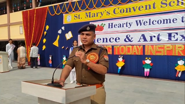 बाल दिवस के मौके पर गाज़ीपुर एसपी डॉक्टर ईरज  राजा ने सेंट मैरी कॉन्वेंट स्कूल में संबोधन