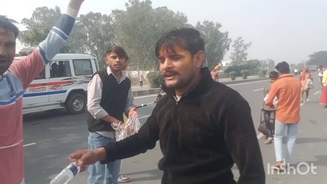 बागेश्वर धाम धीरेन्द्र शास्त्री जी के स्वागत के लिए ग्राम चौमूहा पर तैयार खड़े मिले समस्त वृजवासी 