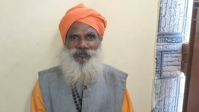 शाहजहांपुर। ग्राम सिसौआ मजरा चरकुई निवासी छोटेलाल ने आरोप लगाया है कि 31 अक्टूबर की रात लगभग 9 बजे रामापुर के देवेंद्र सिंह यादव, अरबू यादव और वीरेंद्र ने उसकी झोपड़ी में आग लगा दी। उसमें रखे 20,000 रुपये, अनाज, कपड़े, बर्तन व पशु जीव जलकर राख हो गए। प्रार्थी का कहना है कि आरोपी उसके पुजारी रहने और पूजा करने का विरोध करते हैं। पीड़ित साधुओं ने चेतावनी दी है कि कार्रवाई न हुई तो कलेक्ट्रेट में भूख हड़ताल करेंगे।