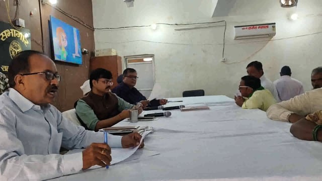 आज अमेठी तहसील में संपूर्ण समाधान दिवस का आयोजन किया गया एडीएम अमेठी व उपजिलाधिकारी आशीष सिंह एवं सीओ मनोज मिश्रा अमेठी।