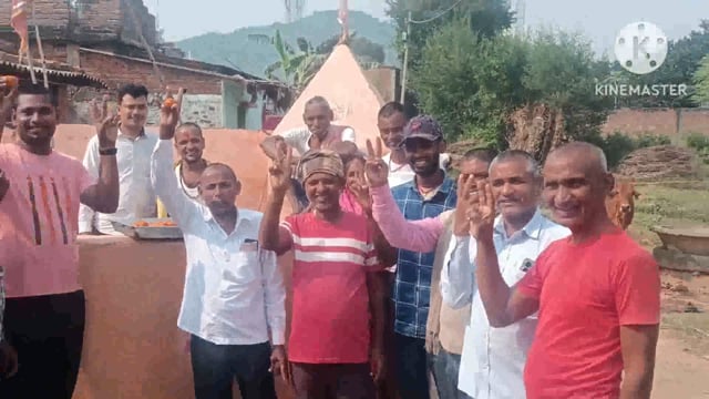 मनोज यादव की जीत की खुशी में फुल्लीडुमर ग्राम वासियों के सहयोग से 31 किलो मिठाई बांटकर जीत का मनाया जश्न 