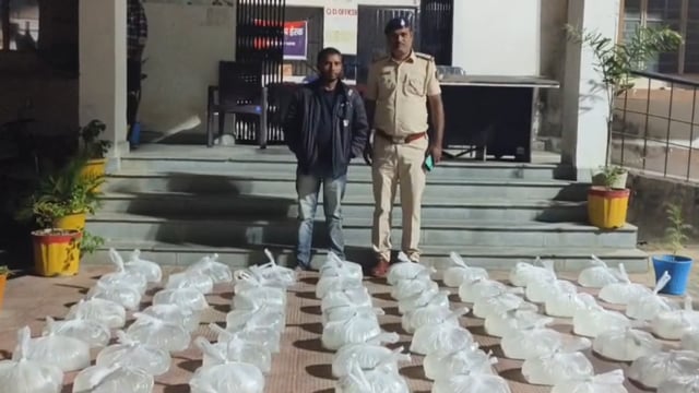 पुलिस ने 1120 लीटर महुआ शराब के साथ फोर व्हीलर वैन, मोटरसाइकिल किया जप्त एक गिरफ्तार