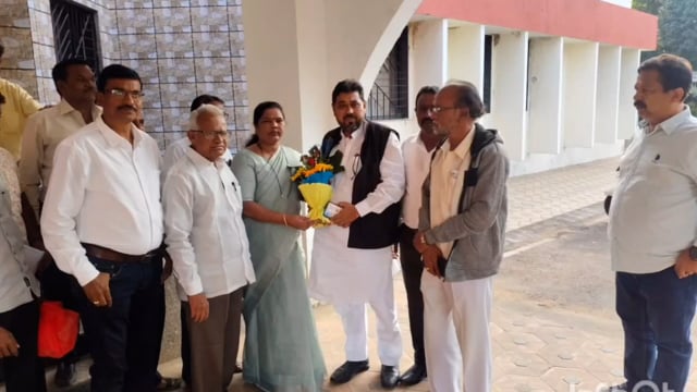 राष्ट्रवादी काँग्रेस (श. प.) अल्पसंख्यांक प्रदेशाध्यक्ष अफझल फारुख शेख  ह्यांच्या प्रमुख उपस्थिती विश्रामगृहात बैठक