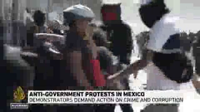 ➡️......दुनिया के एक और देश में Gen Z युवाओं का प्रोटेस्ट खबर बन रहा है।
मेक्सिको की राजधानी मेक्सिको सिटी में Gen Z युवाओं के आह्वान पर हजारों लोगों की भीड़ वहां की सरकार के विरोध में सड़कों पर प्रदर्शन कर रहे हैं।
वहां के युवाओं की नाराजगी मैक्सिको में हो रहे हाई-प्रोफाइल मर्डर, बढ़ती हिंसा और सरकार की विफलताओं को लेकर है।
युवाओं की नाराजगी हाई-प्रोफाइल मर्डर, बढ़ती हिंसा और सरकार की विफलताओं को लेकर है।
सरकार-विरोधी ताज़ा प्रदर्शनों के दौरान हिंसा भड़क उठी, जिसमें सैकड़ों लोग घायल हो गए।