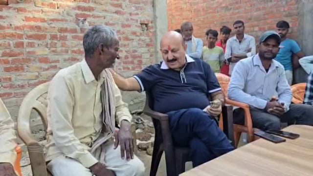 बाघ के हमले में दो मृतक परिवारों के घर पहुंचे विधायक रोमी साहनी, संवेदना व्यक्त करते हुए, दी 50000 पचास हजार रुपए की आर