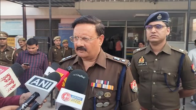 शाहजहांपुर में लूटकांड के आरोपी से मुठभेड़, गोली लगने से एक बदमाश घायल; छह साथी गिरफ्तार
शाहजहांपुर में सहकारी समिति सचिव से 3 लाख की लूट करने वाले गिरोह से पुलिस की मुठभेड़ हुई। हरदोई निवासी गाजी उर्फ अब्बास गाजी सीने में गोली लगने से घायल हो गया। पुलिस ने उसे मेडिकल कॉलेज में भर्ती कराया। छह अन्य आरोपियों को भी गिरफ्तार कर पूछताछ जारी है।