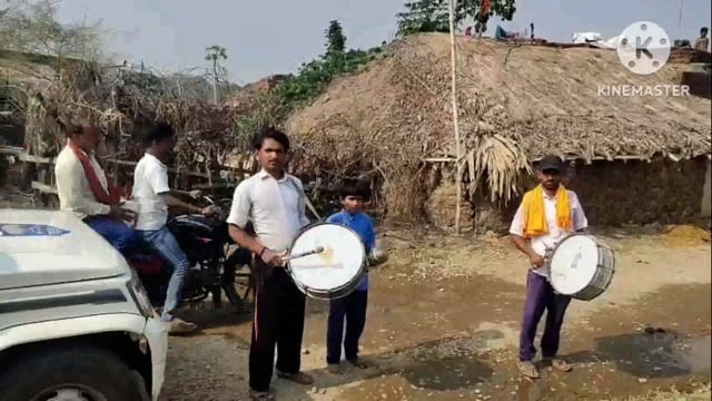 ढोल नगाड़े के साथ गांव में ढिंढोरा पिटवाकर फरारी अभियुक्त के घर पुलिस ने चिपकाया इस्तेहार