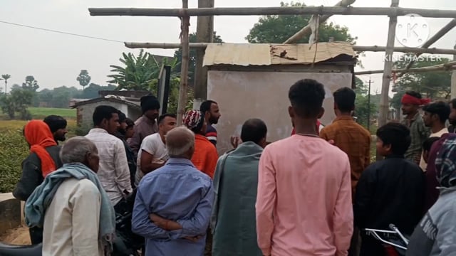 गुमटी के दरवाजे को लोहे से फैलाकर हजारों रुपए के सामान की रात में अज्ञात चोर चोरी कर हुए फरार