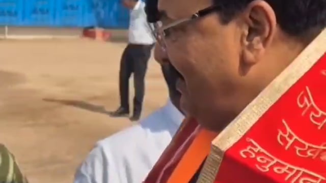 झांसी पहुंचे उत्तर प्रदेश के उपमुख्यमंत्री केशव प्रसाद मौर्य का पुलिस लाइन स्थित हेलीपैड पर भारतीय जनता पार्टी के विधायक