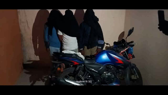 एक देसी कट्टा एवं एक जिंदा कारतूस के साथ बाइक सवार तीन युवकों को मैनमा पुलिस ने दबोचा।