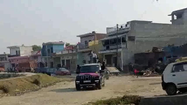 मेरठ– स्टंट बाजी के साथ पुलिस को खुली चुनौती दे रहे गाड़ी में स्टंट बाज, गाड़ी पर स्टंट करते युवक खतरों के खिलाड़ी बने नजर आए, स्टंट बाजी के साथ हुटर बजाकर निकलते युवकों का वीडियो वायरल हुआ, गाड़ियों पर खतरनाक स्टंट करते इन युवकों का वायरल वीडियो परतापुर थाना क्षेत्र के सौलना गांव के पास का बताया जा रहा है