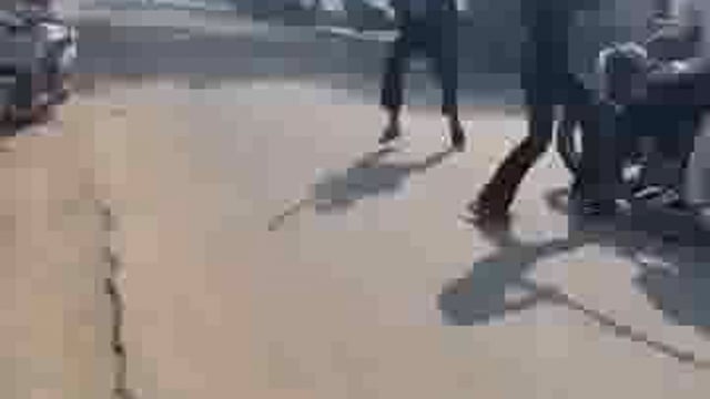 मेरठ– सड़क पर खौफनाक वारदात सामने आई, खंडोली गांव में तीन बुलेट सवार युवकों पर पाँच दबंगों ने जानलेवा हमला किया, 19 सेकंड का वीडियो वायरल हुआ जिसमें धारदार हथियार, लाठी–डंडे और लोहे की रॉड से बेरहमी से पिटाई नजर आई, दो नकाबपोश और तीन खुले चेहरे वाले हमलावर दिखे, एक युवक को जमीन पर पटक कर चेहरे पर लात मारते हुए भी वीडियो में साफ नजर आया, घटना 6 नवंबर की बताई जा रही है, पुरानी कहासुनी की रंजिश में भोला रोड पर शोएब और अजीम पर हमला हुआ, गंभीर रूप से घायल शोएब के सिर में 16 टांके आए जबकि अजीम की आंख और सिर पर गहरी चोटें आईं