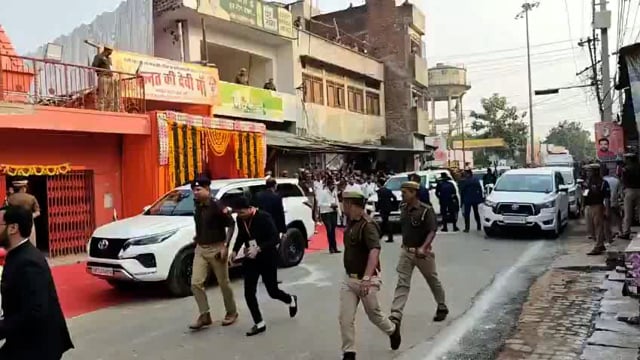 ➡️.....बस्ती में मुख्यमंत्री योगी आदित्यनाथ के कार्यक्रम के दौरान जिलाधिकारी और पुलिस अधीक्षक को दौड़ लगाते हुए देखा गया।
 यह वीडियो कैमरे में कैद हो गया है। दरअसल, 
फ्लीट अलर्ट के मैसेज पर अधिकारी सड़क पर दौड़ पड़े थे,
क्योंकि मुख्यमंत्री नंदाबाबा आश्रम में श्रद्धांजलि सभा में पहुंचने वाले थे। 
वीडियो सोशल मीडिया पर हुआ वायरल।✍️