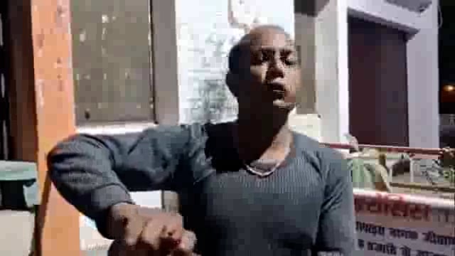 ➡️.....सांप ने काटा है, हाथ से खून निकल रहा है लेकिन शख्स ने सांप को पकड़ रखा है और सांप के साथ ही ये सज्जन अस्पताल पहुँच आये हैं

मामला यूपी के बिजनौर का है