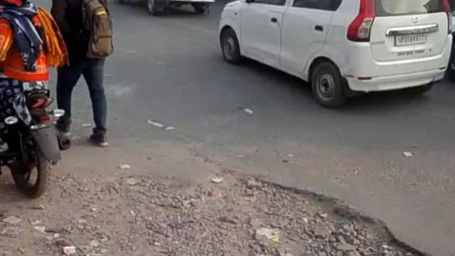 मथुराथाना हाईवे से लेकर नबादा ओर जय गुरु देव मंदिर तक जाम जनता परेशान पुलिस प्रशासन की कड़ी मेहनत 