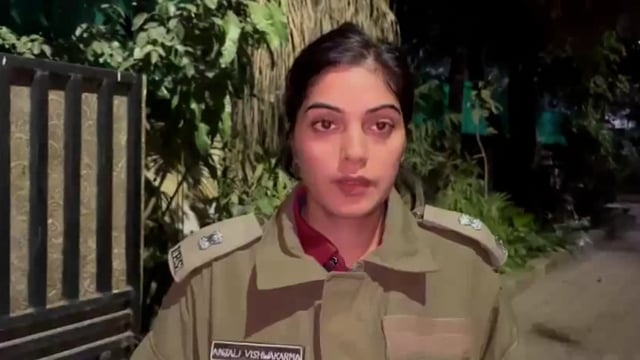 ➡️......दिल्ली ब्लास्ट के नाम पर कानपुर की एक महिला को डिजिटल अरेस्ट कर ₹6.66 लाख ठग लिए गए। 9 नवंबर को अपराधियों ने महिला को बताया कि वे 'ATS' से बोल रहे हैं। आपका परिवार आतंकी गतिविधियों में शामिल है। 
11 नवंबर को 'NIA' से कॉल आया और कहा कि जांच में सहयोग नहीं किया तो दिल्ली ब्लास्ट में पूरे परिवार को जेल भेज दिया जाएगा। डरी महिला ने RTGS के जरिए बदमाशों के खाते में ₹6.66 लाख ट्रांसफर करा दिए। कानपुर पुलिस की साइबर सेल केस की जांच कर रही है।