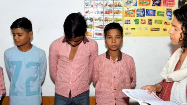 डीएम ने किया स्कूलों का औचक निरीक्षण