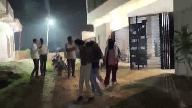 ➡️......अयोध्या (कोतवाली अयोध्या )
देह व्यापार में लिप्त महिलाओं को ले जाती पुलिस कोतवाली अयोध्या के रानोपाली चौकी क्षेत्र का मामला