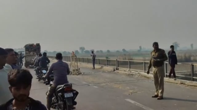 रामगंगा पुल पर गन्ने से लदा ओवरलोड ट्रक गड्ढ़ों से बचता हुआ रेलिंग तोड़कर नदी में समाया