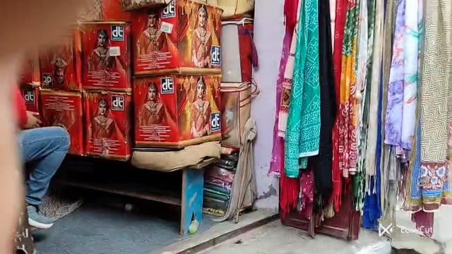तहसील मवाना के कस्बा बहसूमा मेंश्रम विभाग के नियमों का खुल्लम-खुल्ला उल्लंघन व्यापार मंडल अध्यक्ष कोभी दिखाया जारहाठेंगा