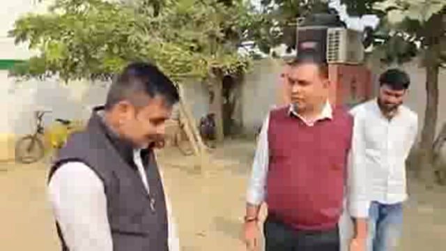 ➡️.....बस्ती: SIR प्रपत्र कलेक्शन को लेकर निरीक्षण

बूथों पर पहुंचे एडीएम और एसडीएम
बीएलओ को एडीएम ने लगाई फटकार
भद्रेश्वरनाथ, डारीडीहा BLO को फटकार
भद्रेश्वरनाथ BLO पर भड़के एसडीएम
सदर तहसील के डारीडीहा का मामला