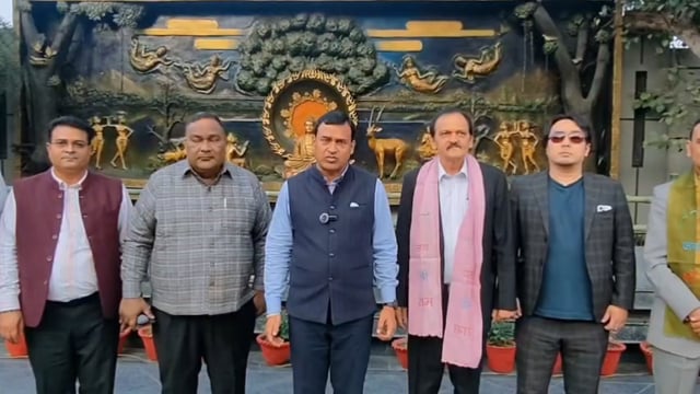 जापानी कंपनी के प्रतिनिधिमंडल को मन भा गया शाहजहांपुर, उद्योग लगाने में दिखाई रुचि, हनुमतधाम में किए दर्शन
जापान के छह सदस्यीय दल ने बुधवार को शाहजहांपुर का दौरा किया। शहबाज़नगर में उद्योग लगाने के लिए जमीन का निरीक्षण किया। बाद में कैंट गेस्ट हाउस में वित्त मंत्री सुरेश खन्ना व अधिकारियों के साथ निवेश पर चर्चा की। दल हनुमतधाम भी पहुंचा और मत्था टेका।