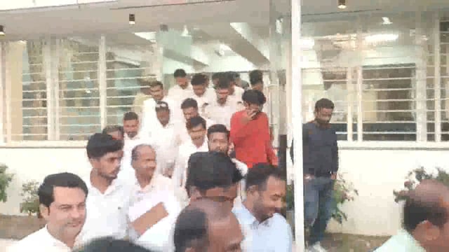 उदगीर नगरपालिकेच्या निवडणूक संदर्भात महायुतीच्या पत्रकार परिषदेत पत्रकारांच्या भडिमार प्रश्नांमुळे नेत्यांची गोची